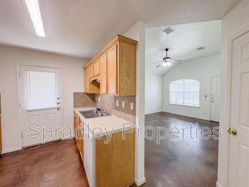 5504 Luxor Dr Apt B - Photo 4 of 13