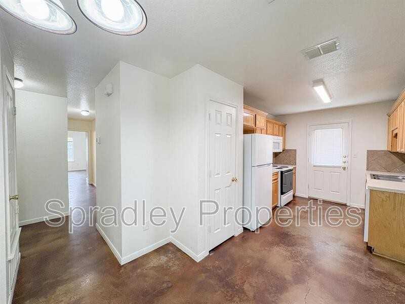 5504 Luxor Dr Apt B - Photo 6 of 13