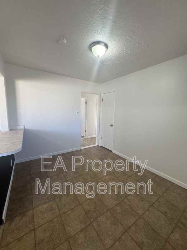 10017 Los Arboles Ave Ne - Photo 7 of 24