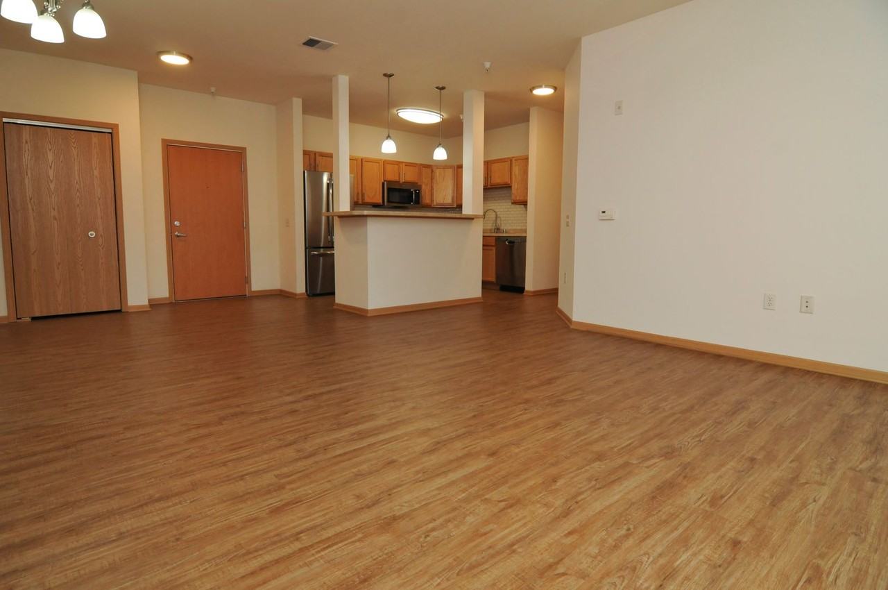 Aurora Pointe Apartments - Photo 6 of 20