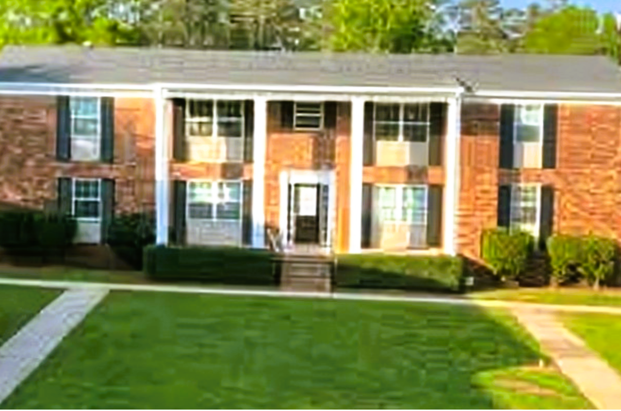 Country Club Apartments - Photo 2 of 28