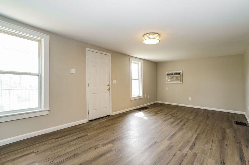 833 Clardendon Avenue: Front And Back Houses - Photo 3 of 10