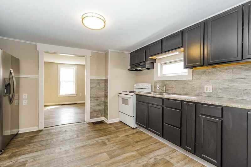 833 Clardendon Avenue: Front And Back Houses - Photo 5 of 10