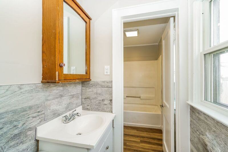 833 Clardendon Avenue: Front And Back Houses - Photo 7 of 10