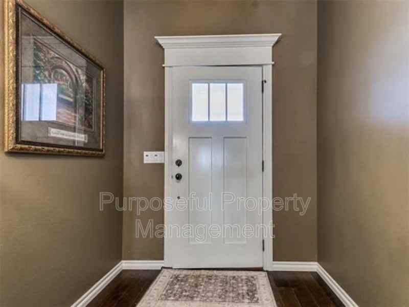 811 E Mosier St - Photo 4 of 26