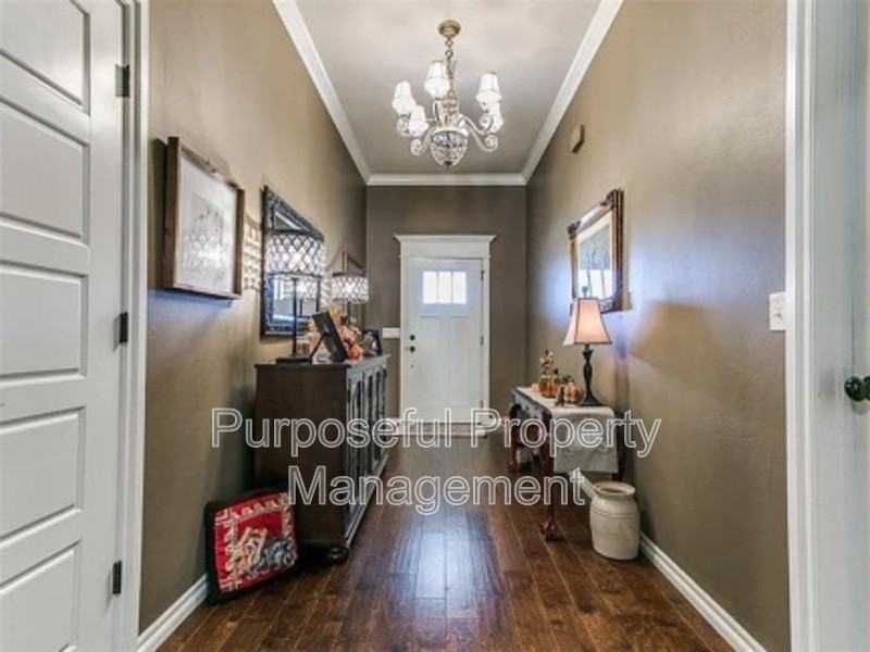 811 E Mosier St - Photo 5 of 26