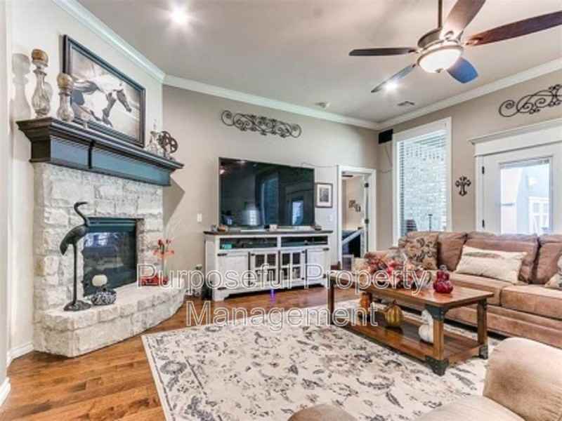 811 E Mosier St - Photo 6 of 26