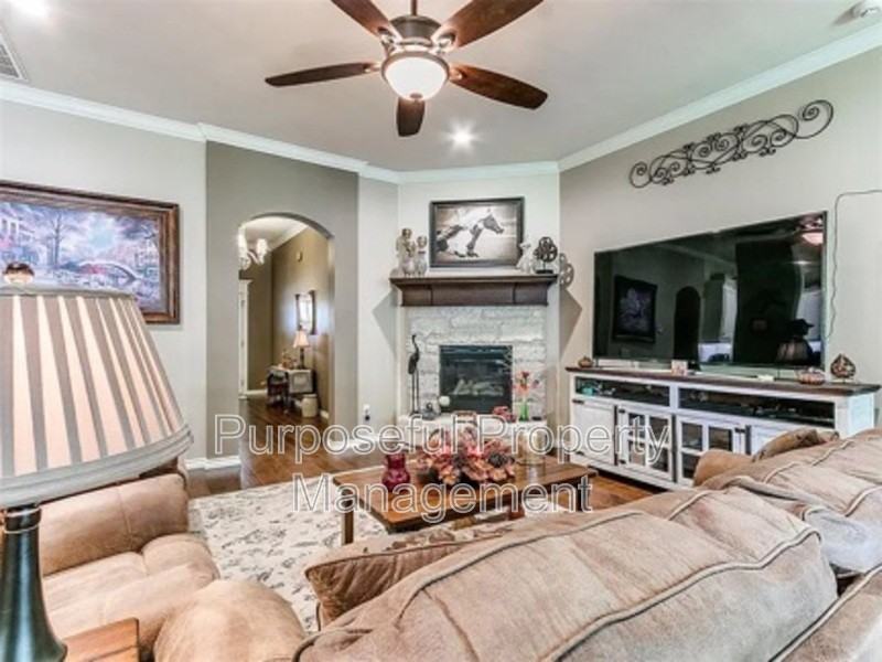 811 E Mosier St - Photo 7 of 26