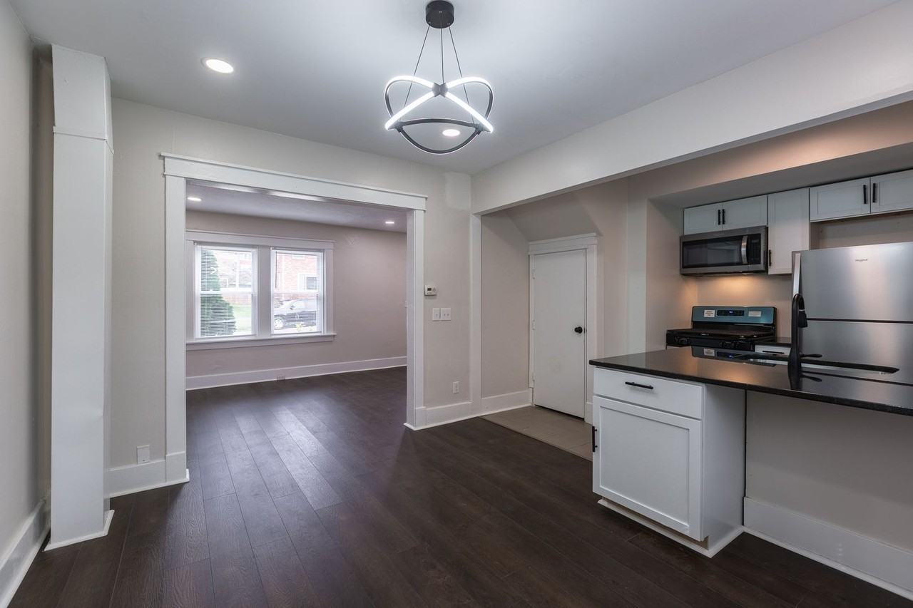 Nicely remodeled Townhomes near Blackstone/Midtown - Photo 3 of 17