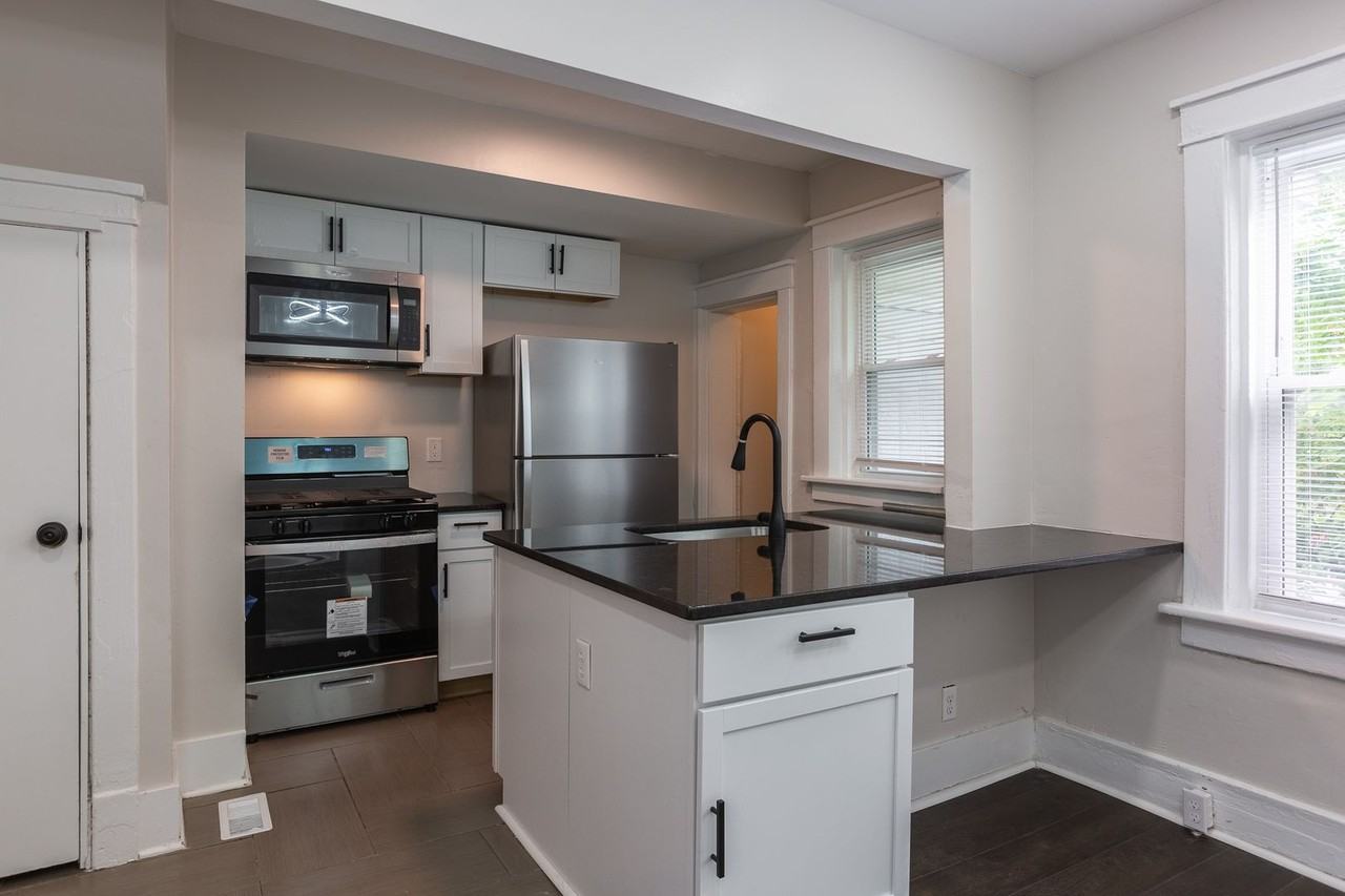 Nicely remodeled Townhomes near Blackstone/Midtown - Photo 4 of 17