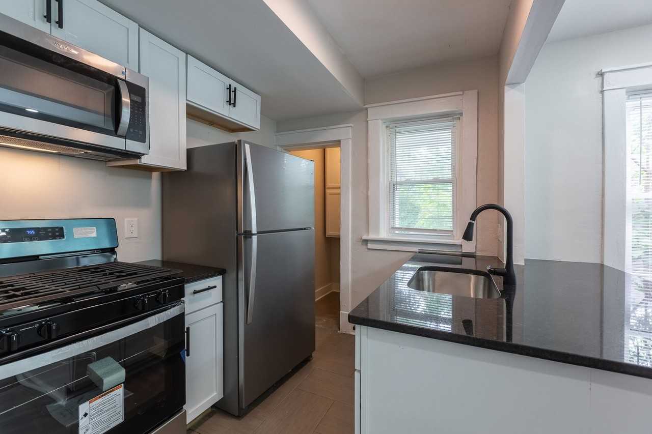 Nicely remodeled Townhomes near Blackstone/Midtown - Photo 5 of 17