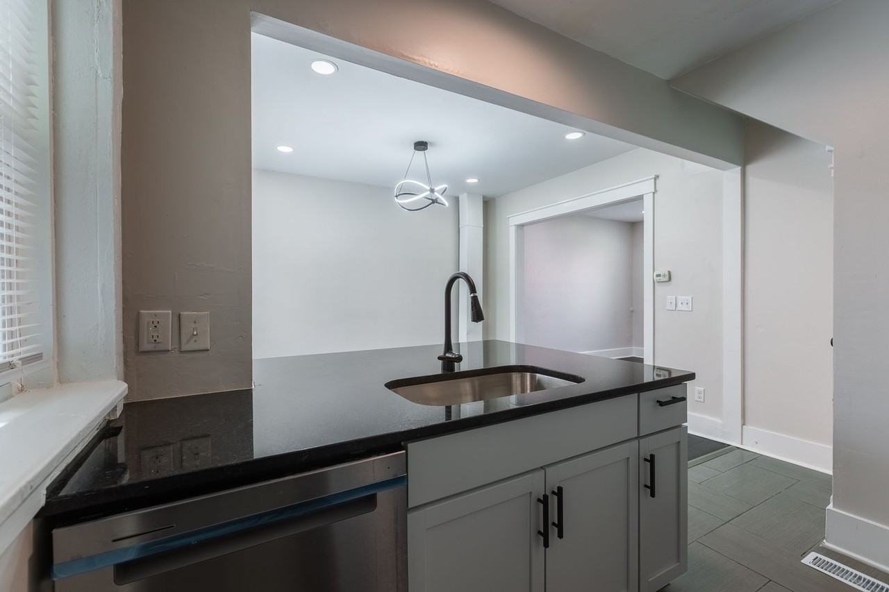 Nicely remodeled Townhomes near Blackstone/Midtown - Photo 6 of 17