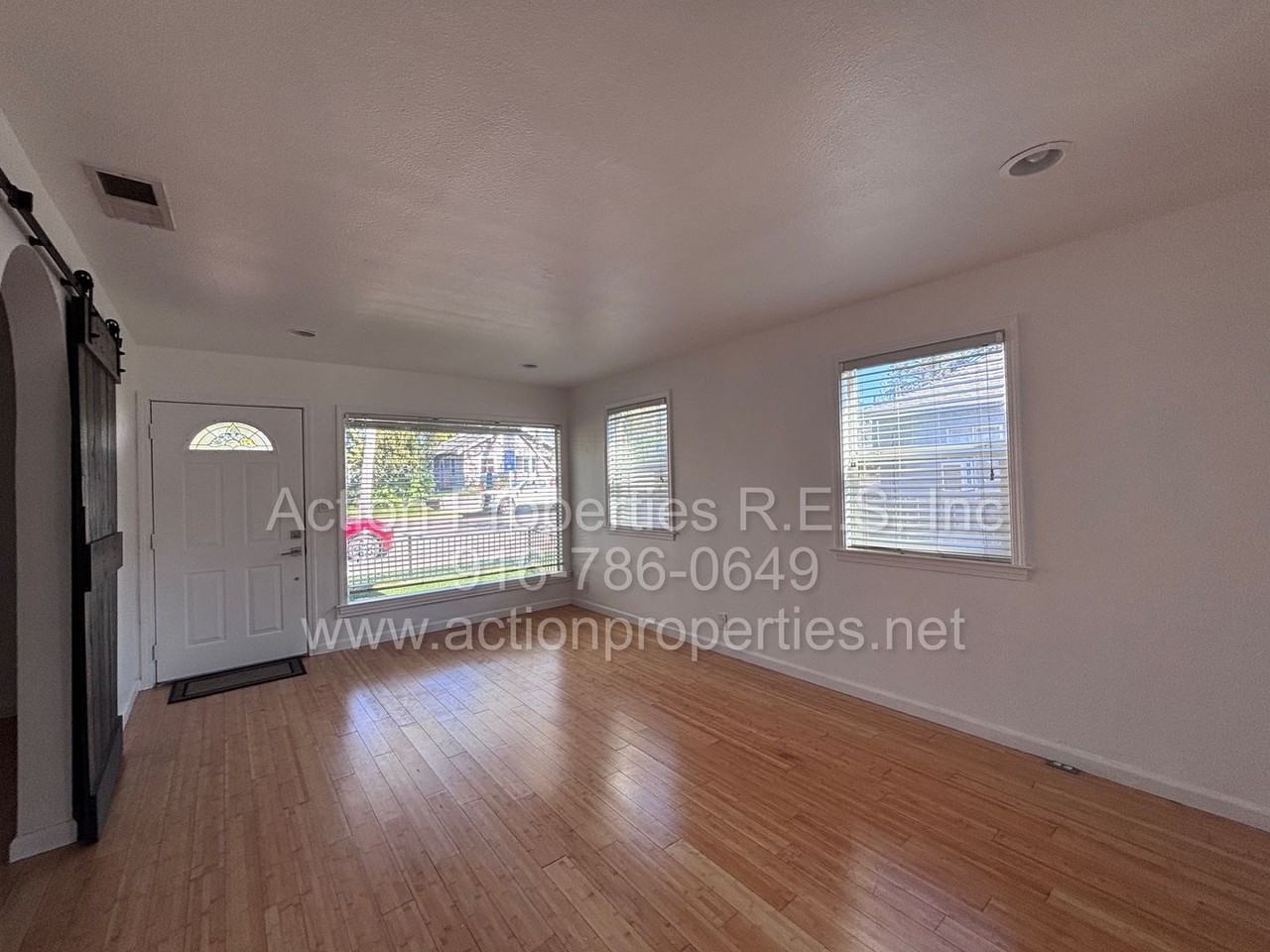 515 Oak St - Photo 2 of 17