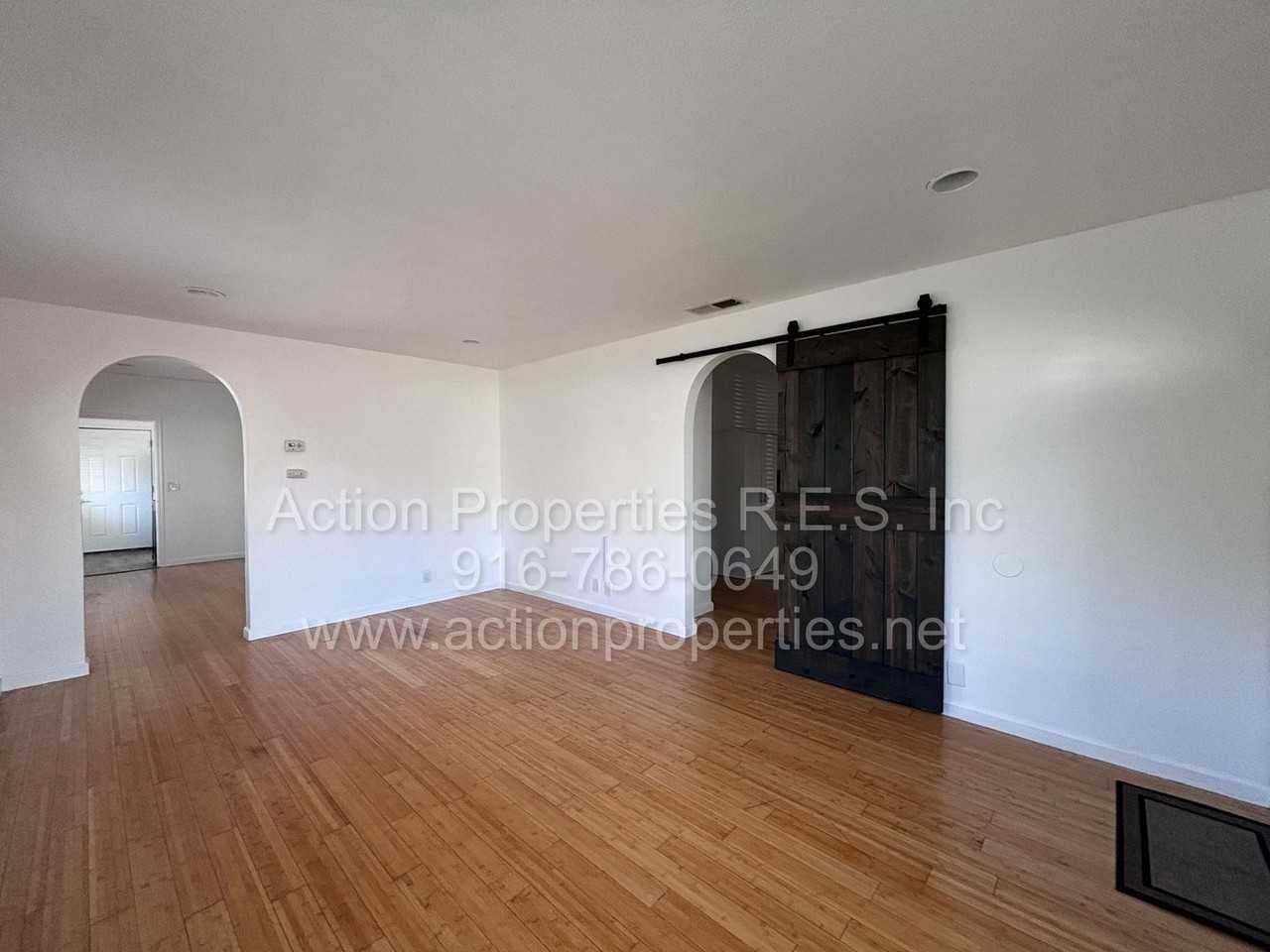 515 Oak St - Photo 3 of 17