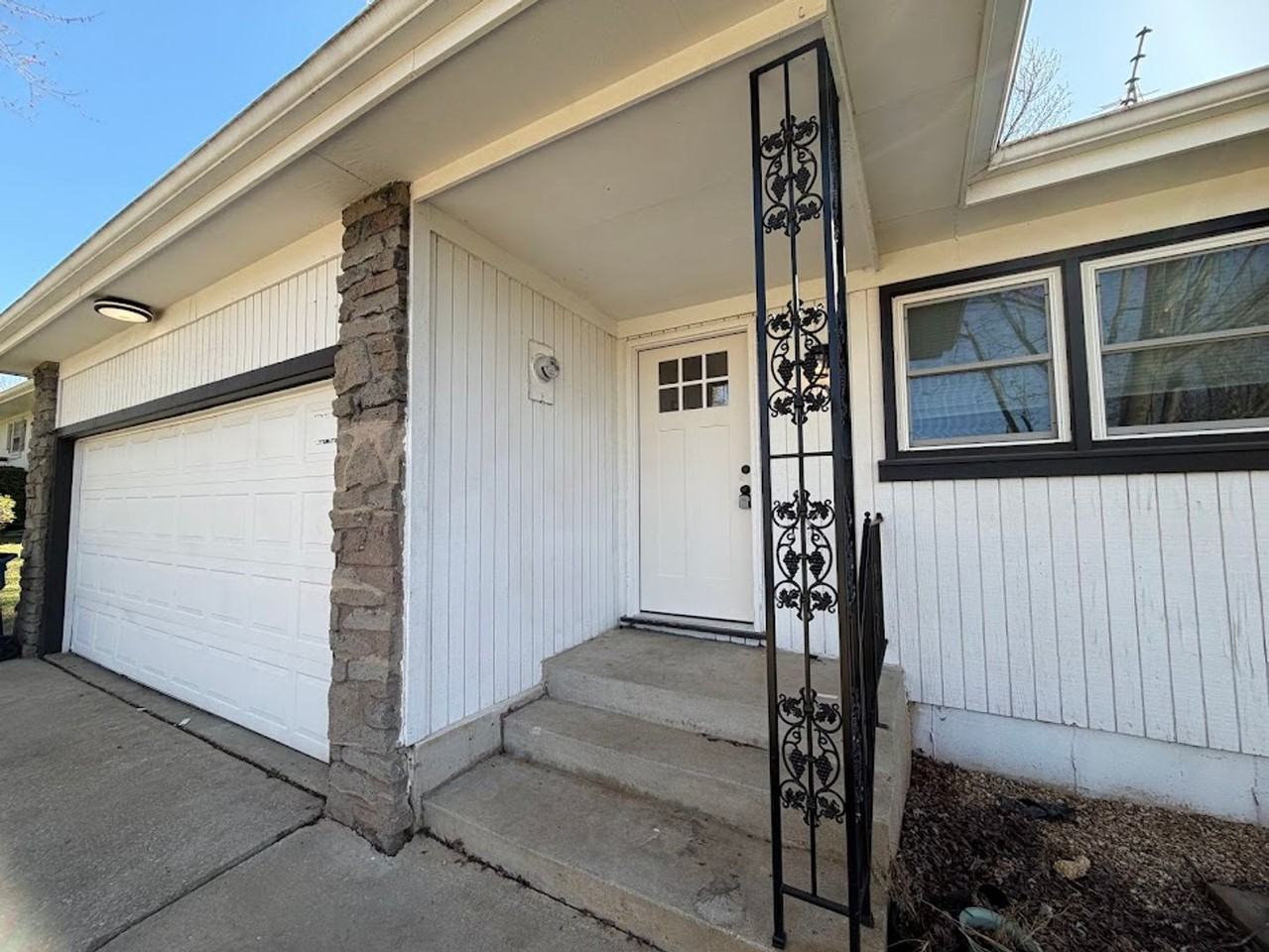 3304 N Stewart Ave - Photo 3 of 31