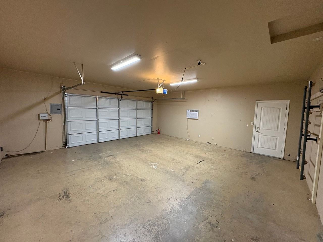 445 N Ofarrell Ct - Photo 3 of 47