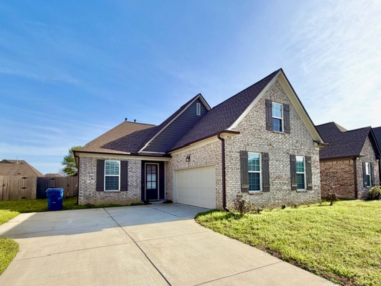 5560 Lakeside Cir W - Photo 2 of 12