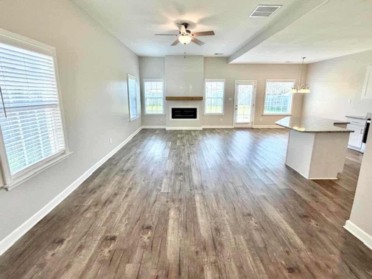 5560 Lakeside Cir W - Photo 3 of 12