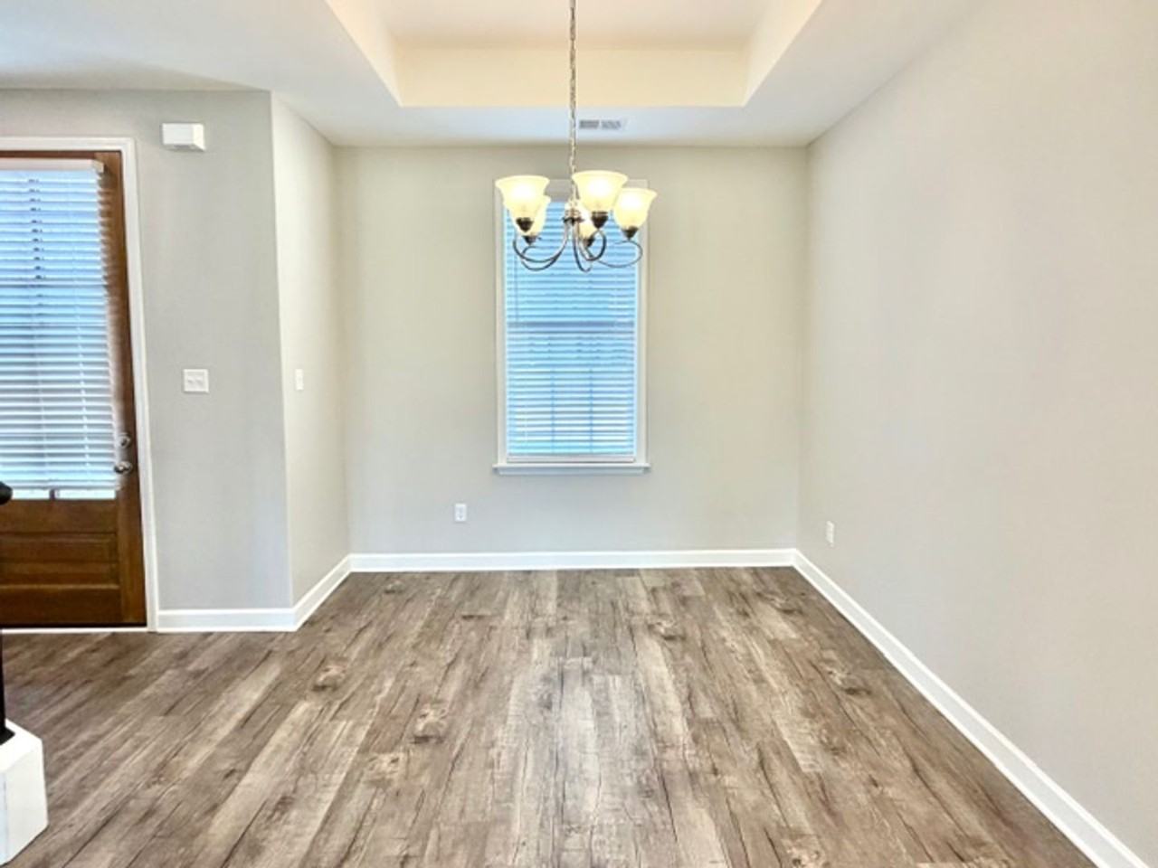 5560 Lakeside Cir W - Photo 4 of 12