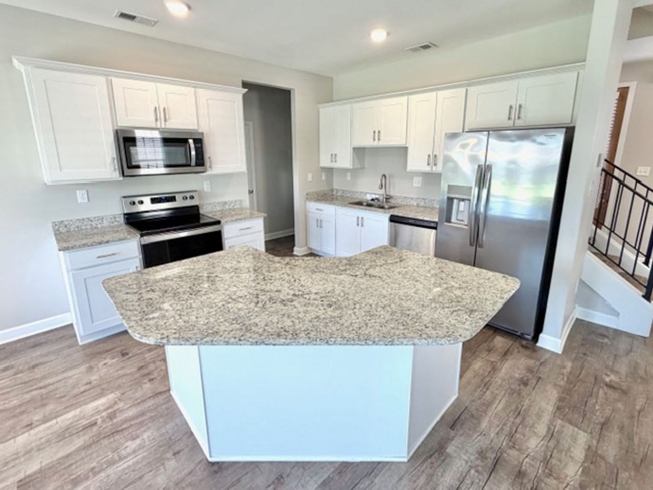 5560 Lakeside Cir W - Photo 5 of 12