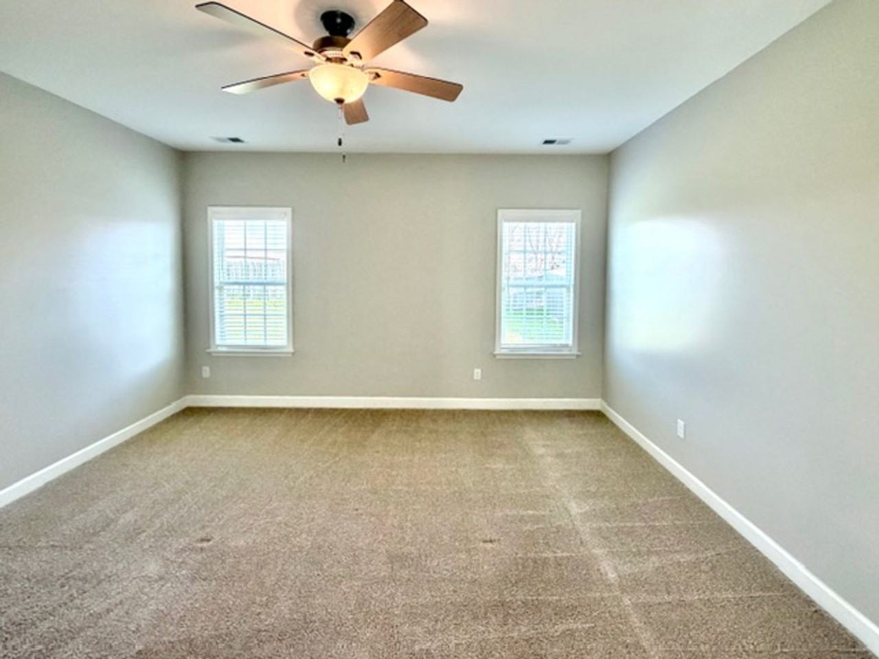 5560 Lakeside Cir W - Photo 7 of 12