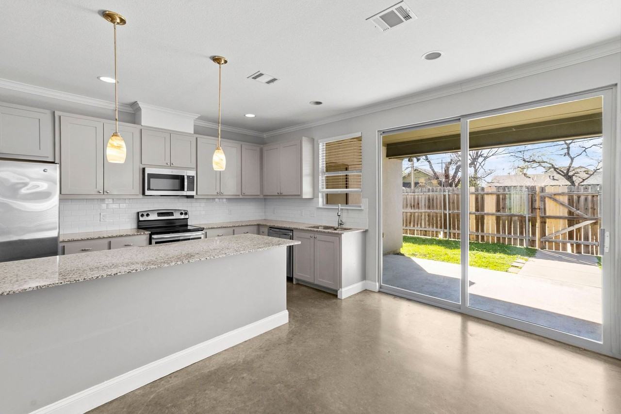 2806 Gordon Ave - Photo 6 of 33