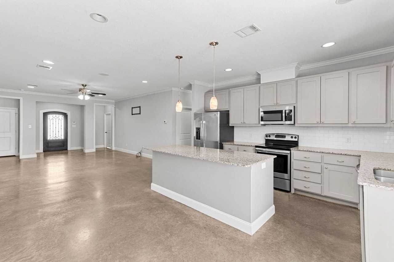 2806 Gordon Ave - Photo 7 of 33