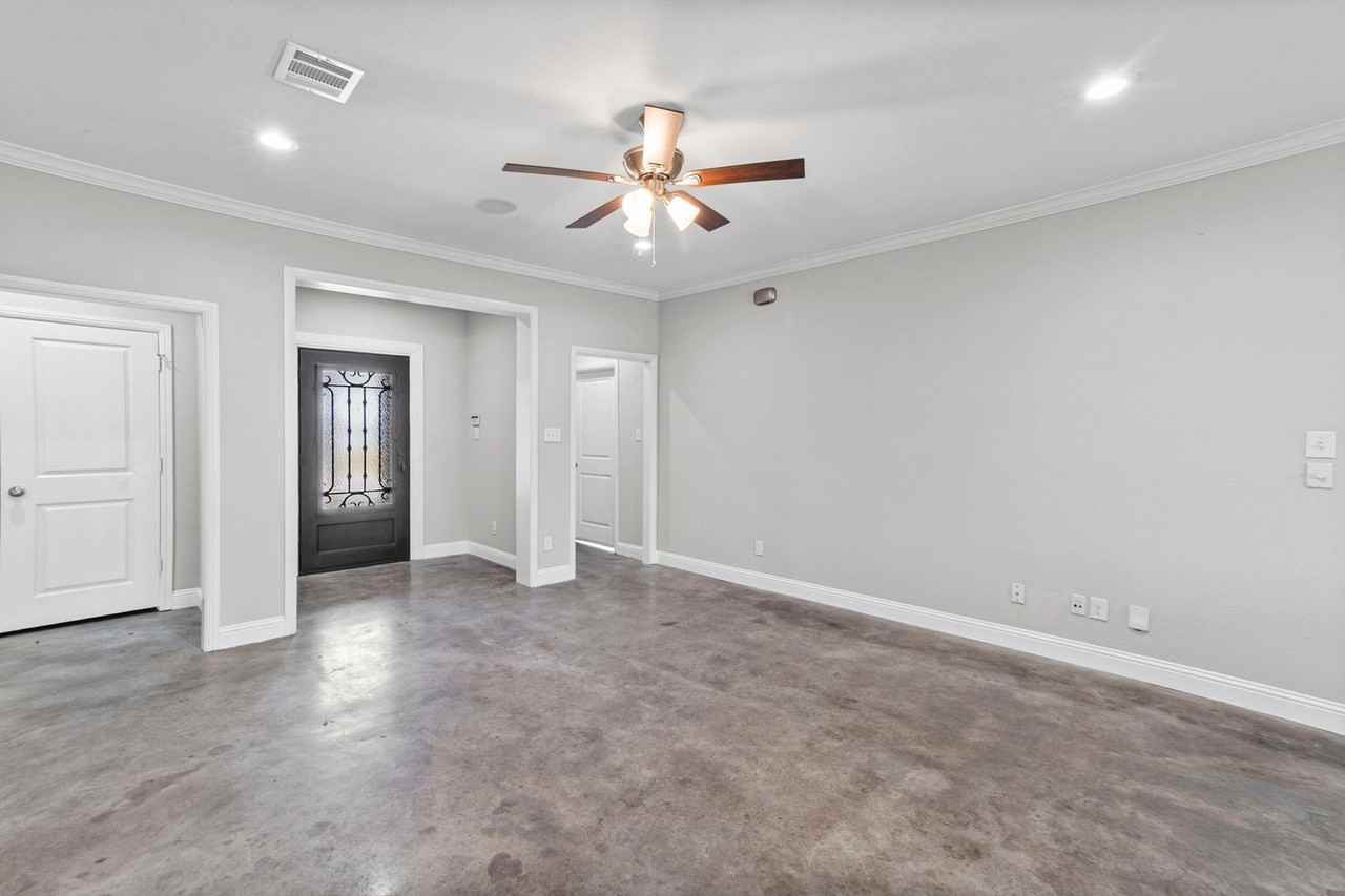 2704 Gordon Ave #1 - Photo 4 of 33