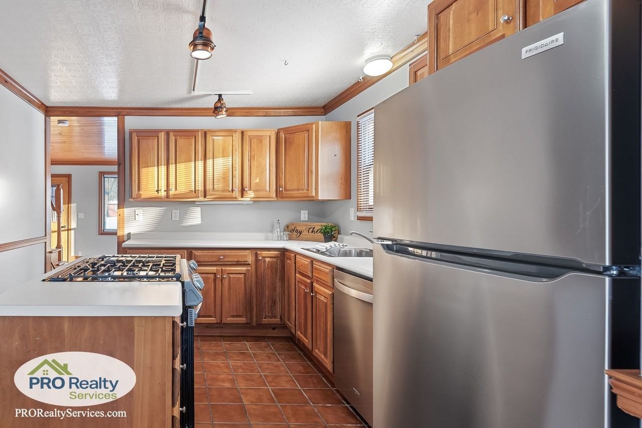 2078 Dorothy Ave - Photo 5 of 30