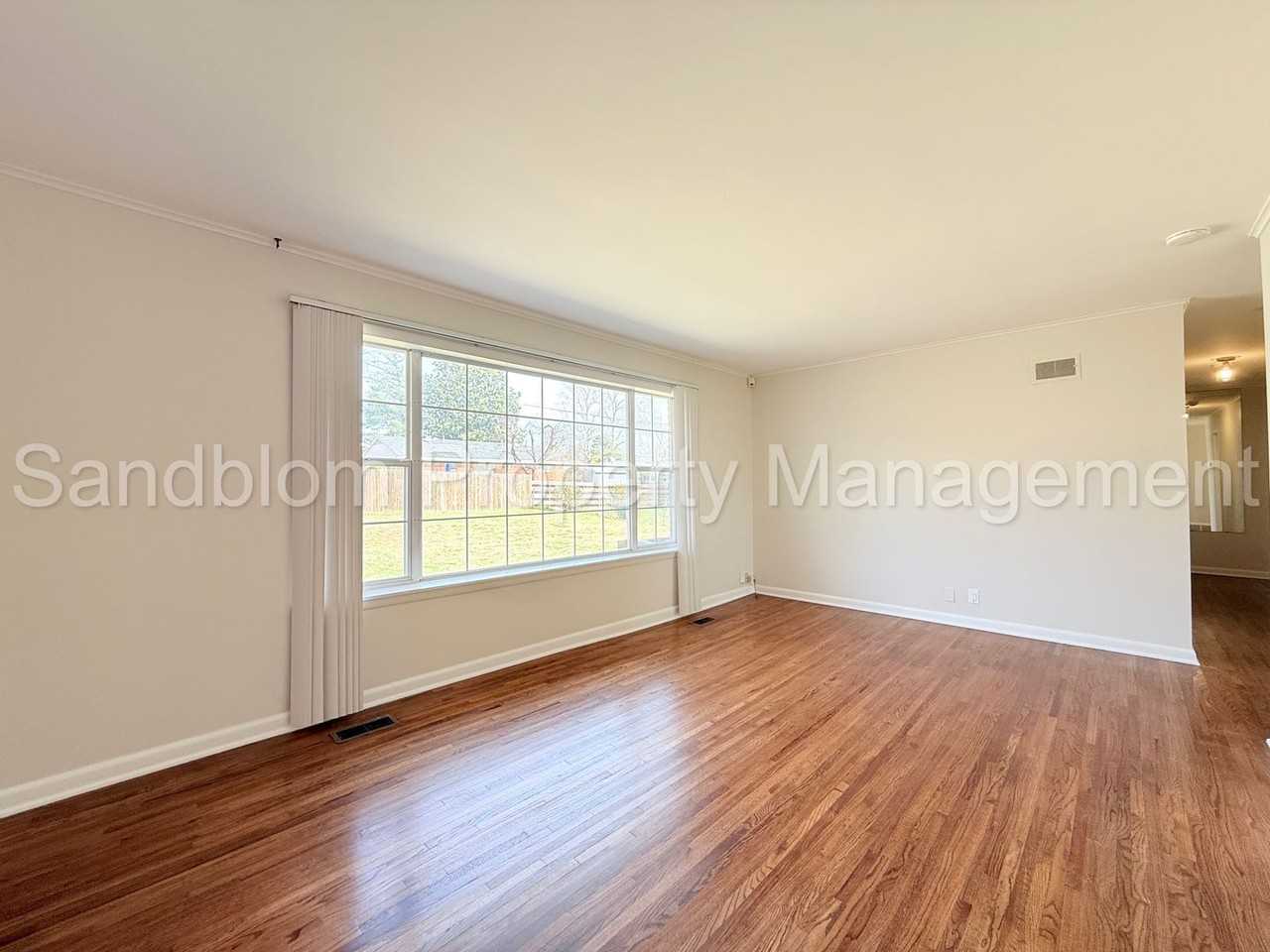 5823 E 23rd St - Photo 6 of 26