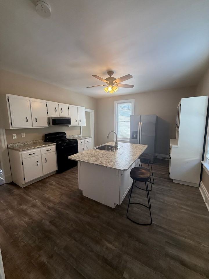 229 E College St - Photo 5 of 26