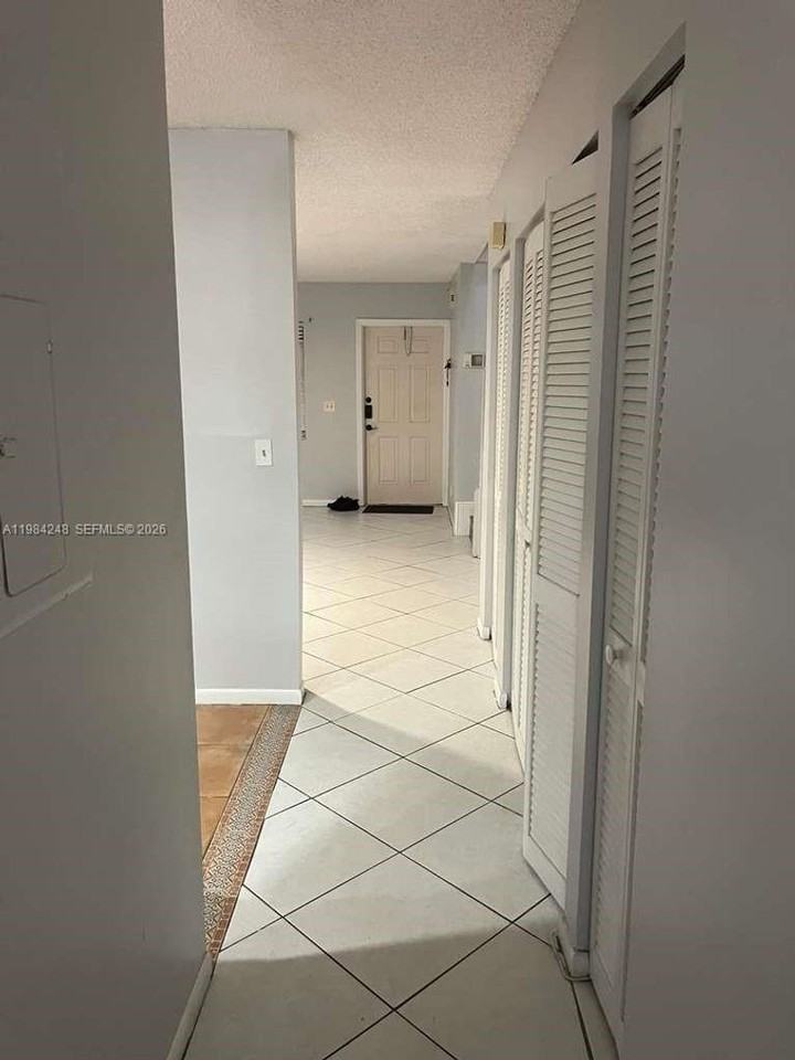 9787 Riverside Dr #4 - Photo 3 of 19