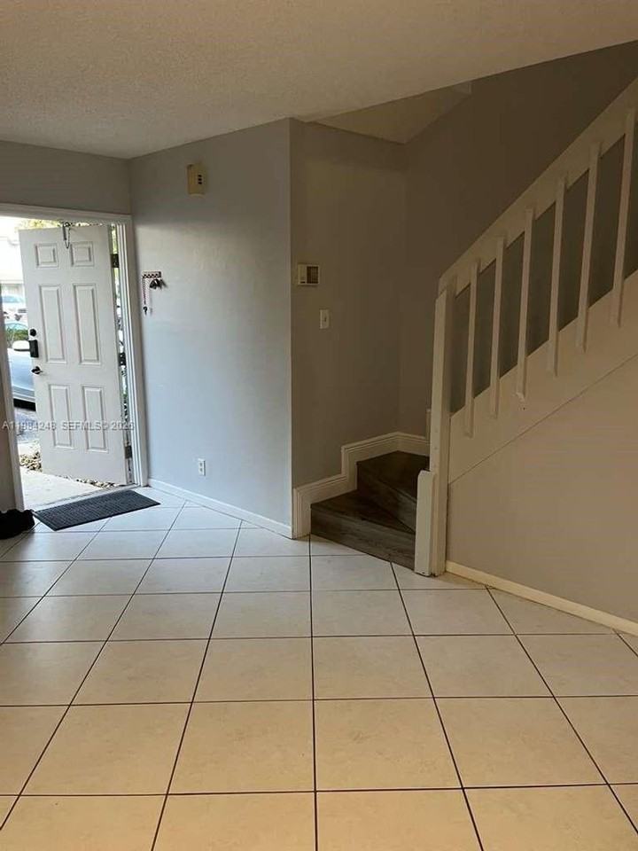 9787 Riverside Dr #4 - Photo 4 of 19