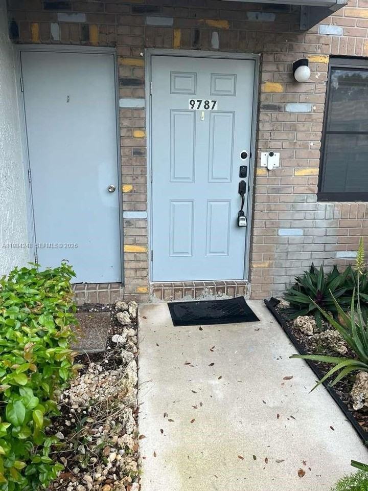 9787 Riverside Dr #4 - Photo 6 of 19