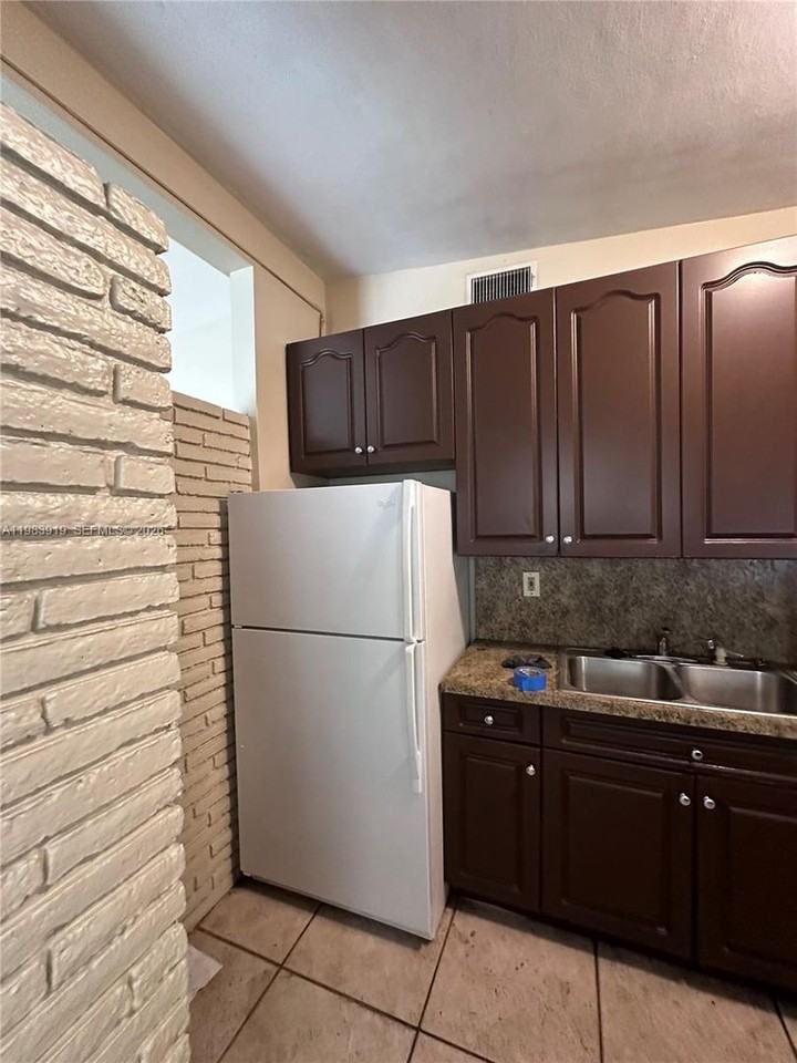 320 Nw 33rd Ave - Photo 3 of 13