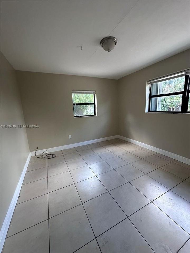 320 Nw 33rd Ave - Photo 5 of 13