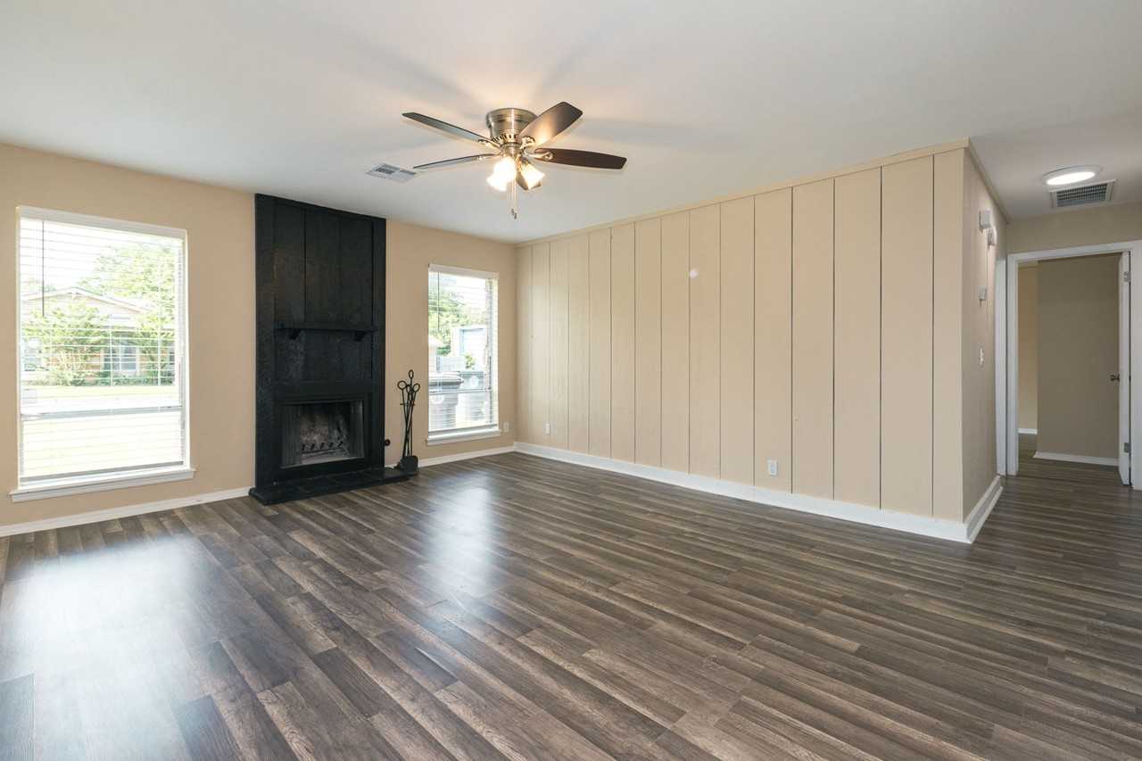 East 33rd Ct Duplex - Photo 4 of 31