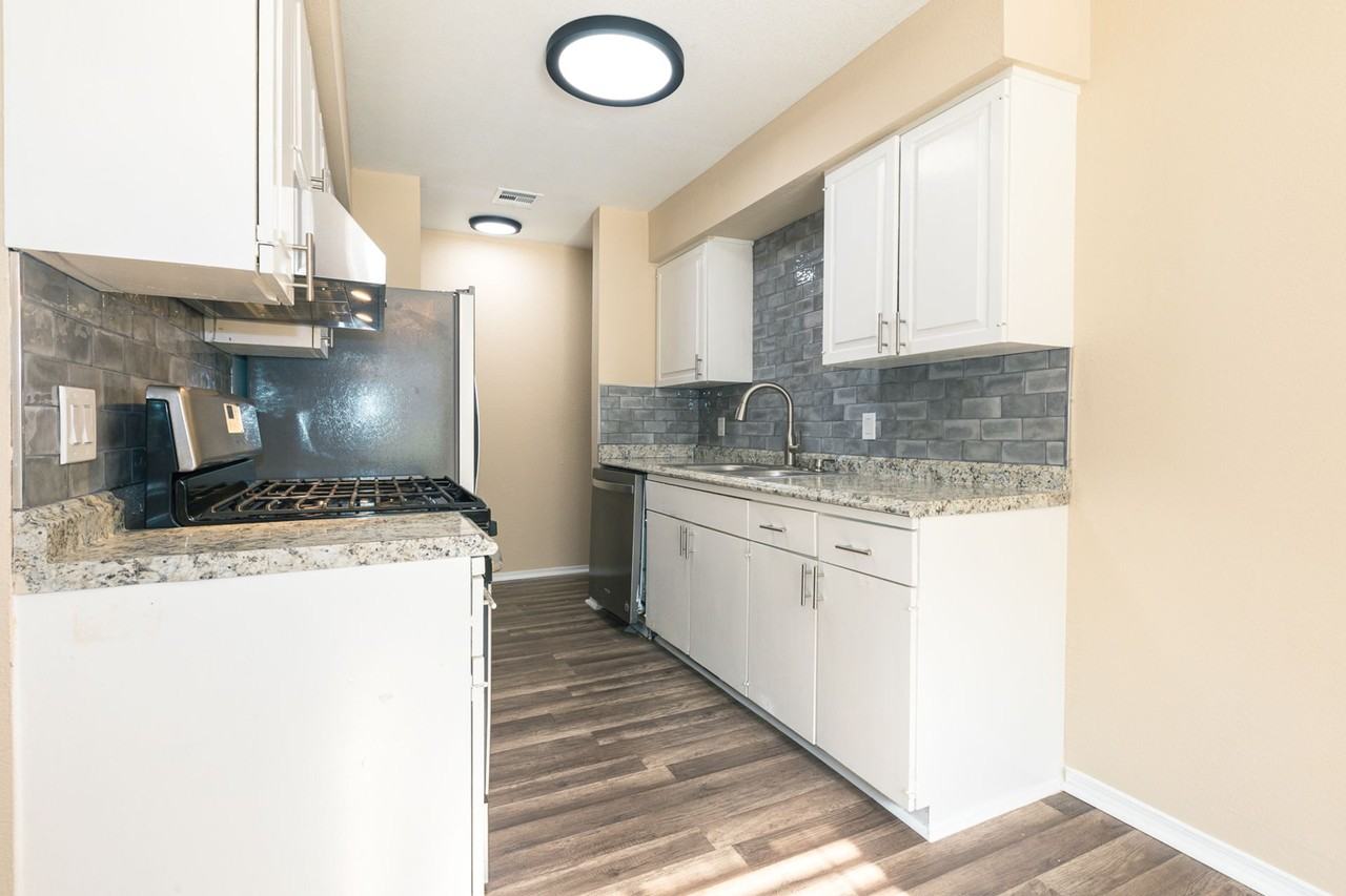 East 33rd Ct Duplex - Photo 5 of 31