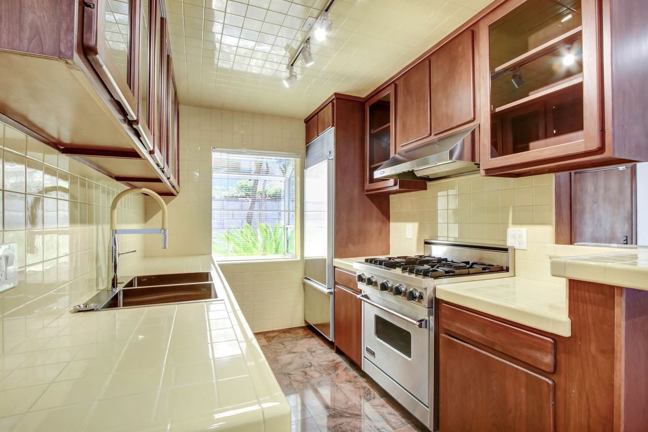 807 5th Street in Santa Monica.  Steps to Montana Ave and 5 blocks to the beach! - Photo 2 of 4