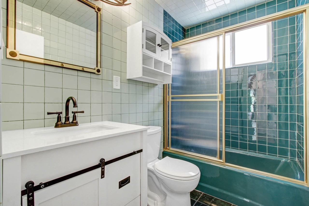 807 5th Street in Santa Monica.  Steps to Montana Ave and 5 blocks to the beach! - Photo 3 of 4