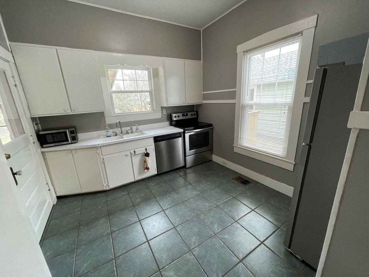 1310 E Strong St - Photo 5 of 16