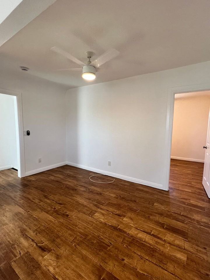 4172 S Hobart Blvd - Photo 4 of 15