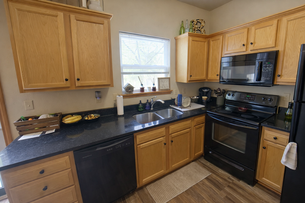 704 Oakbrook Pl - Photo 2 of 15