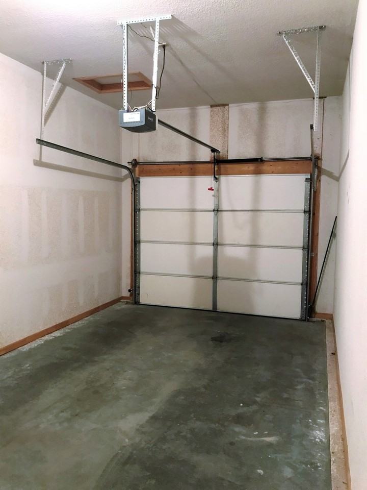 806 Oakbrook Pl - Photo 2 of 12