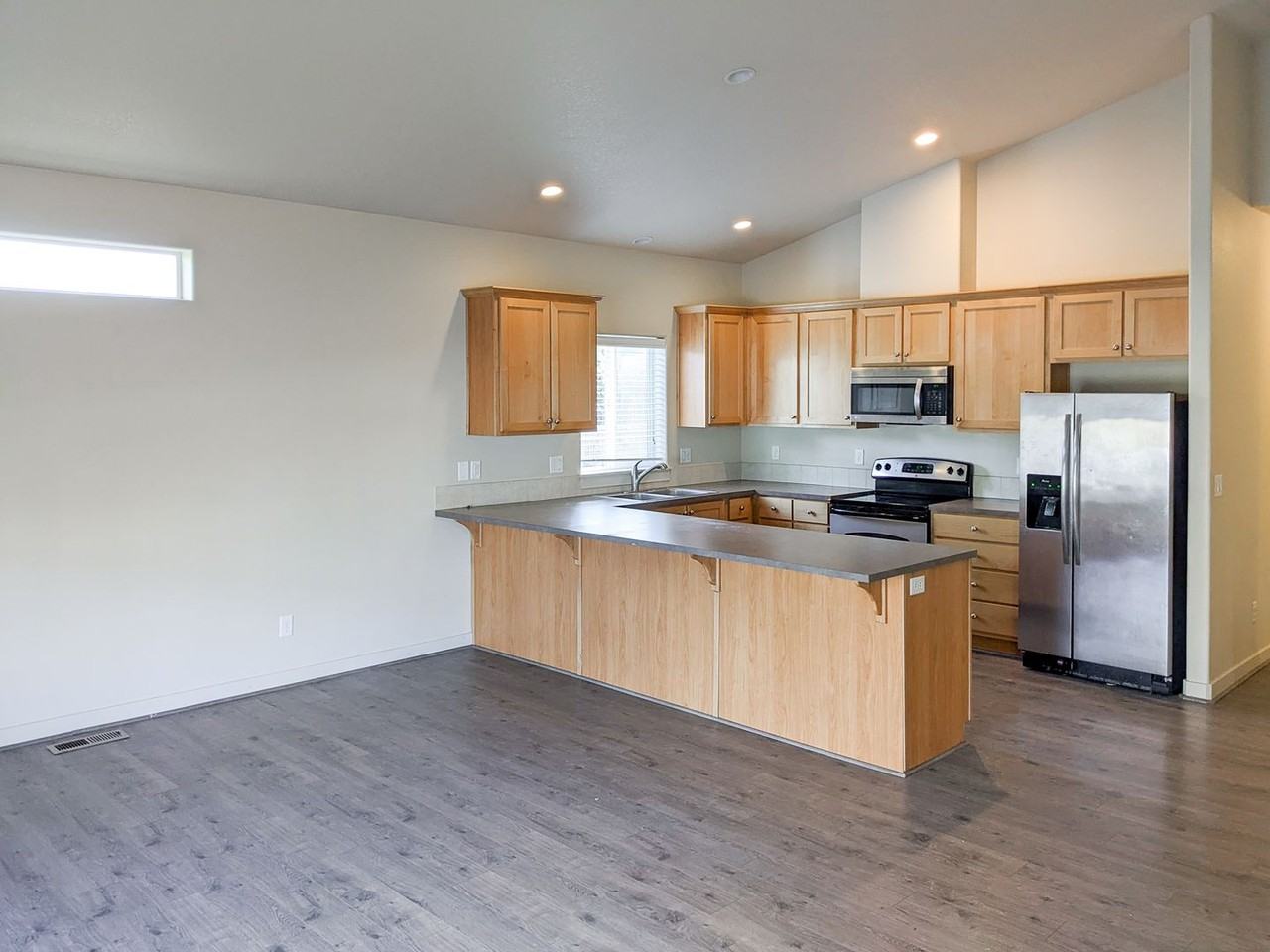 958 Harbour Ln Ne - Photo 3 of 14