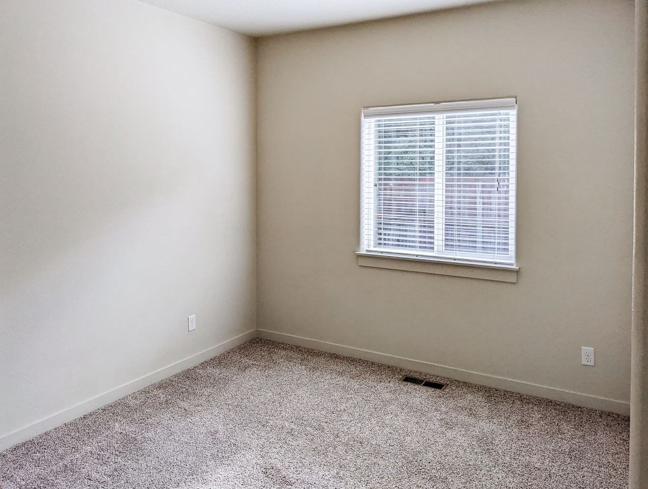 958 Harbour Ln Ne - Photo 6 of 14