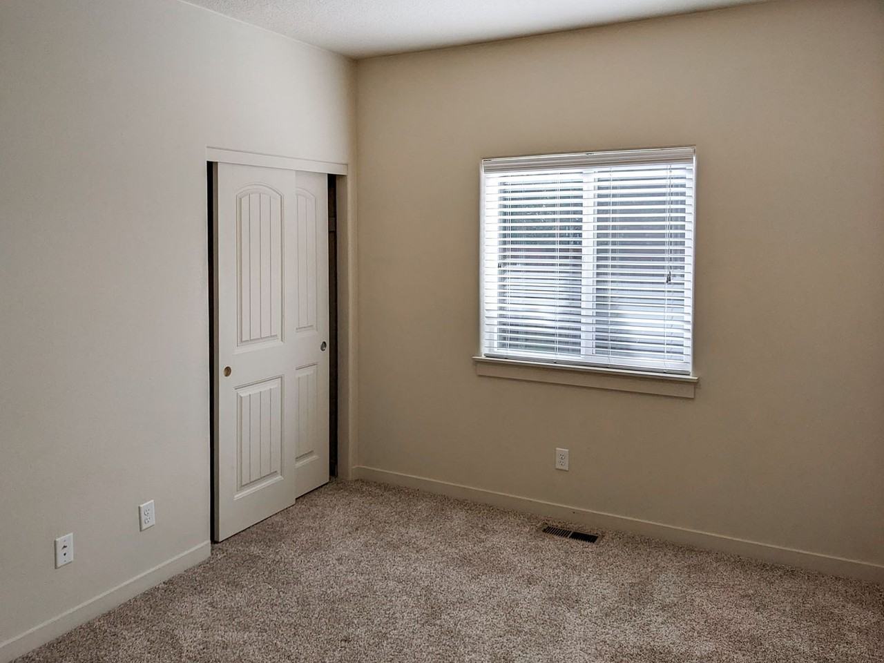 958 Harbour Ln Ne - Photo 7 of 14