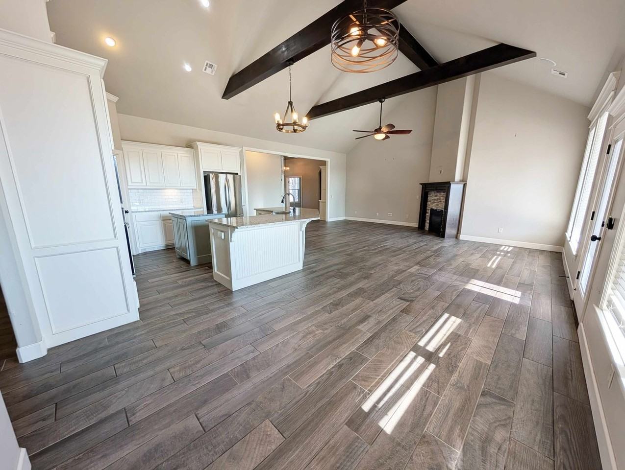 17428 Locust Grove Ln - Photo 5 of 32