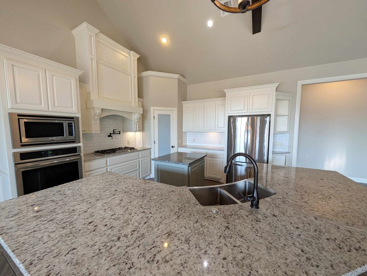 17428 Locust Grove Ln - Photo 6 of 32