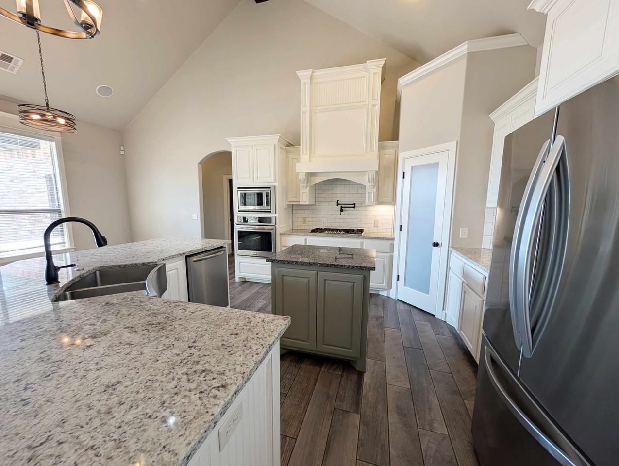 17428 Locust Grove Ln - Photo 7 of 32